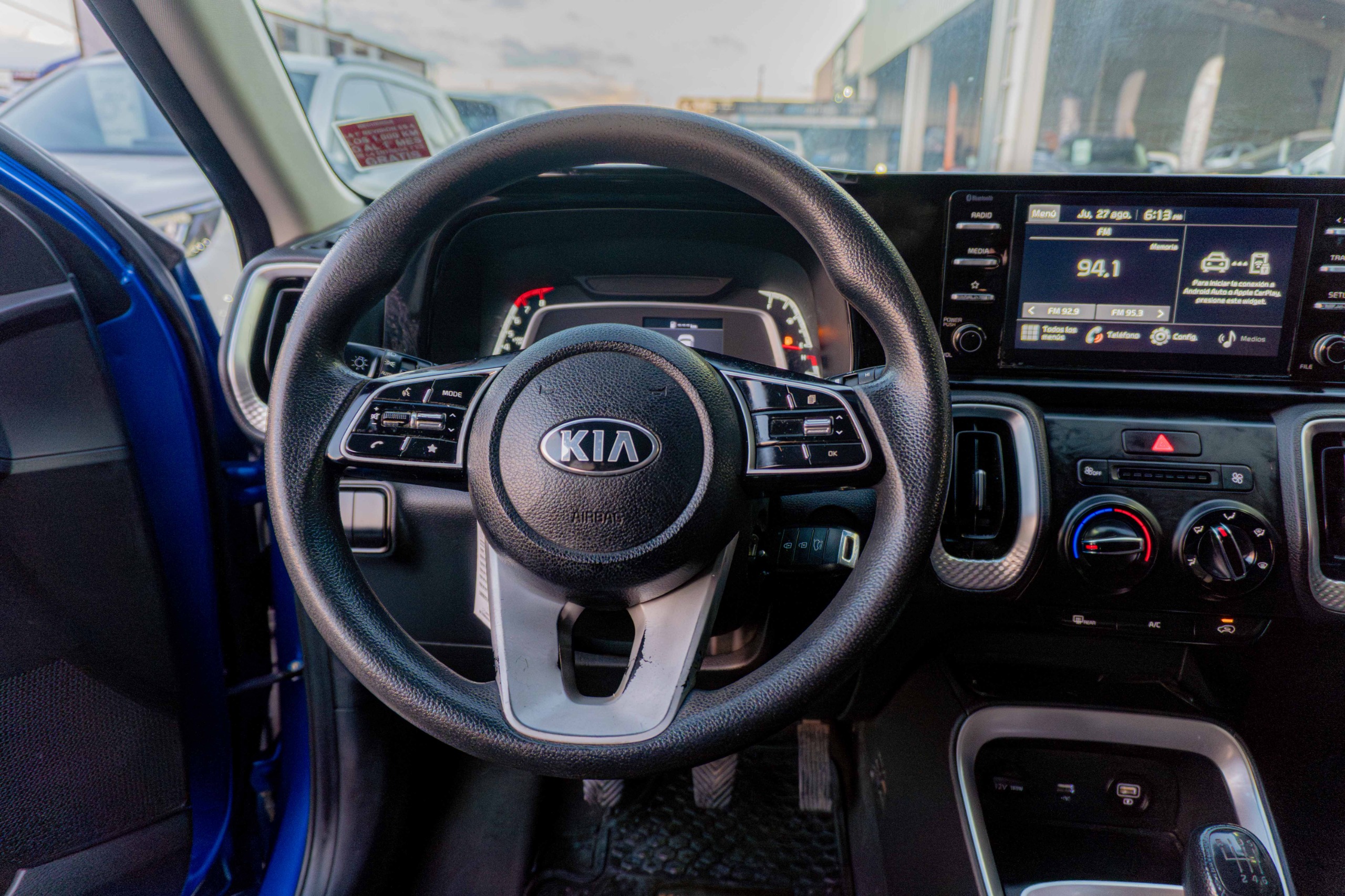 KIA Sonet — foto 8 de 9